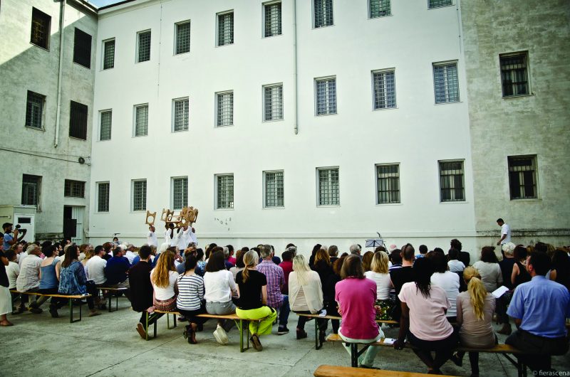 Una rappresentazione teatrale di Fierascena nel carcere di Gorizia