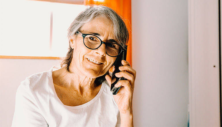 una signora anziana parla al cellulare
