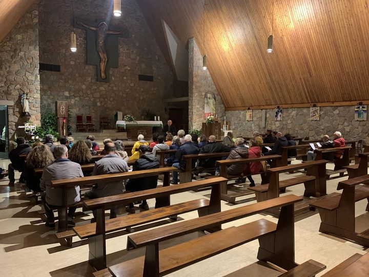 volontari nella chiesa di San Valeriano a Gradisca d'Isonzo incontrano il vescovo e il direttore della Caritas diocesana per l'accoglienza migranti